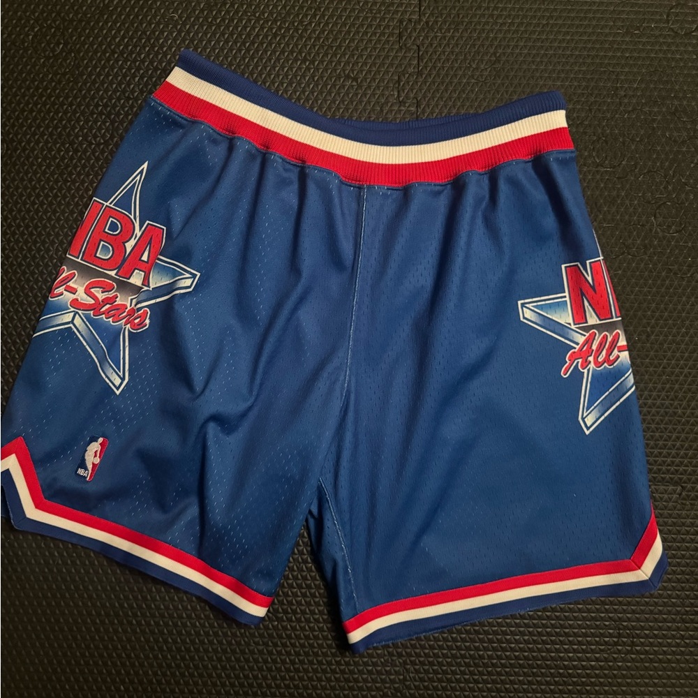 HARDWOOD CLASSICS NBA Mitchell & Ness 
FEBRUARY Blue, red and white